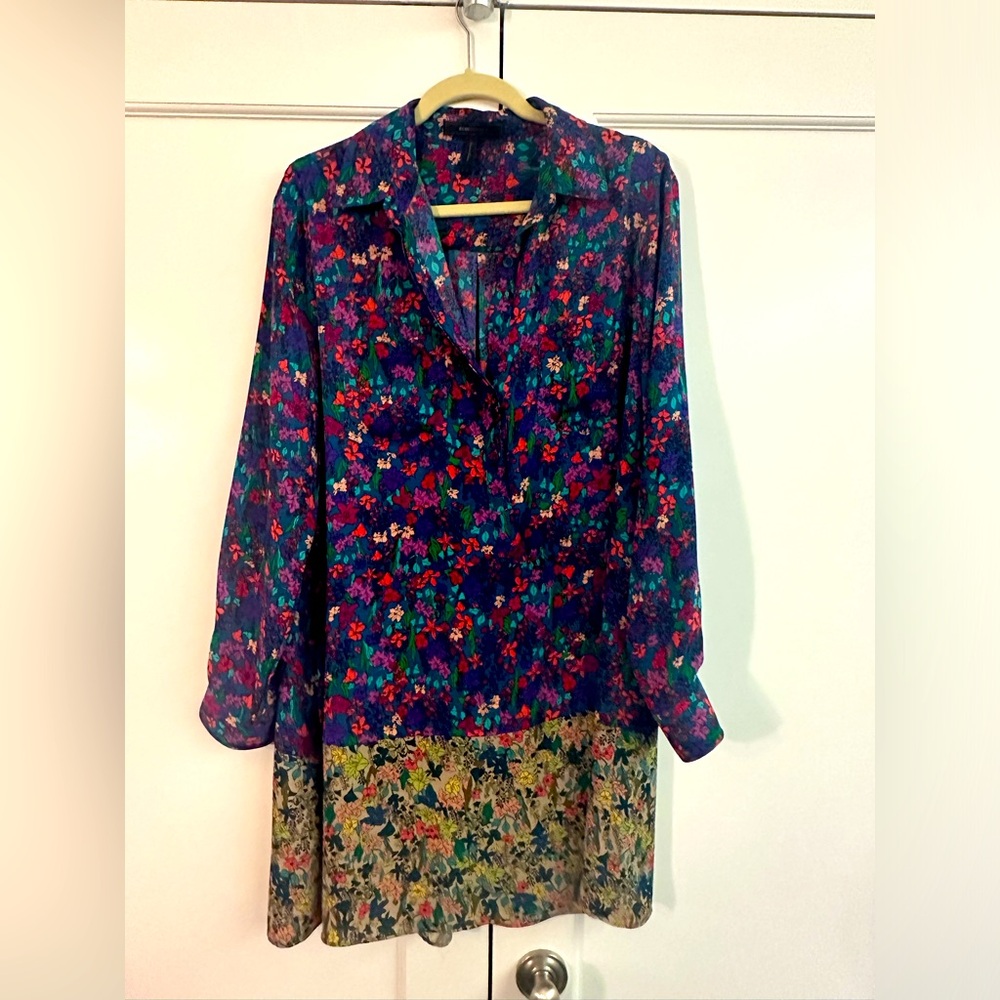 BCBG Maxazria Beautiful silk short dress or long top. In great condition.